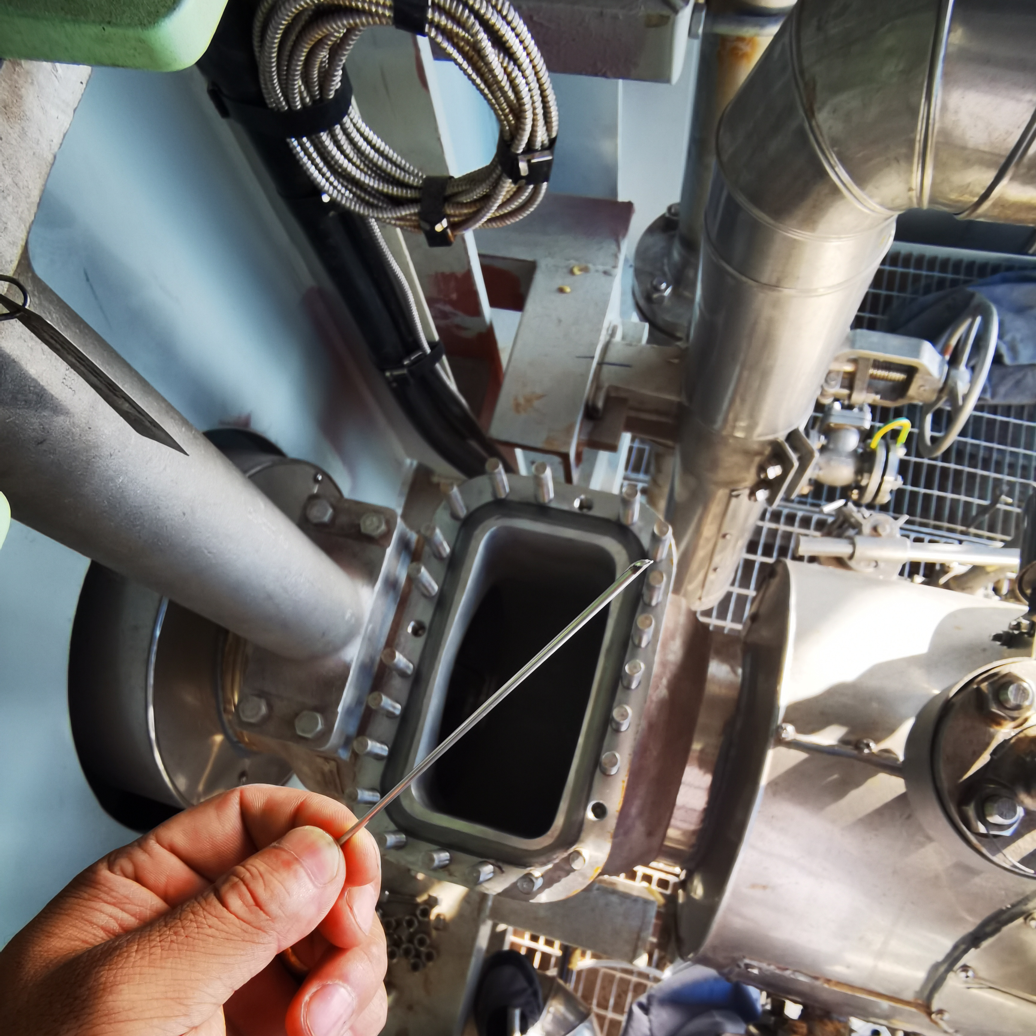 On line maintenance of ultra-low temperature butterfly valve