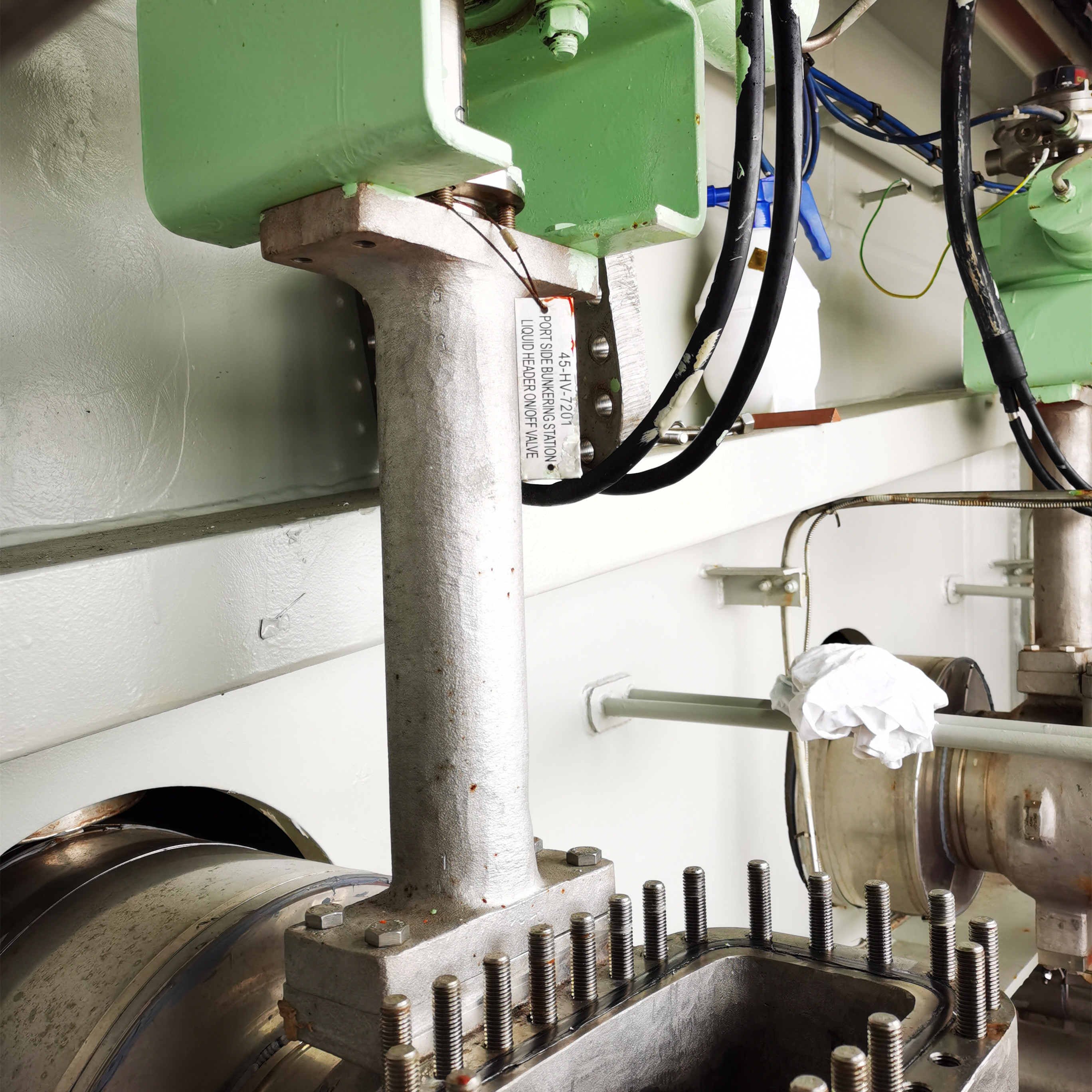 On line maintenance of ultra-low temperature butterfly valve